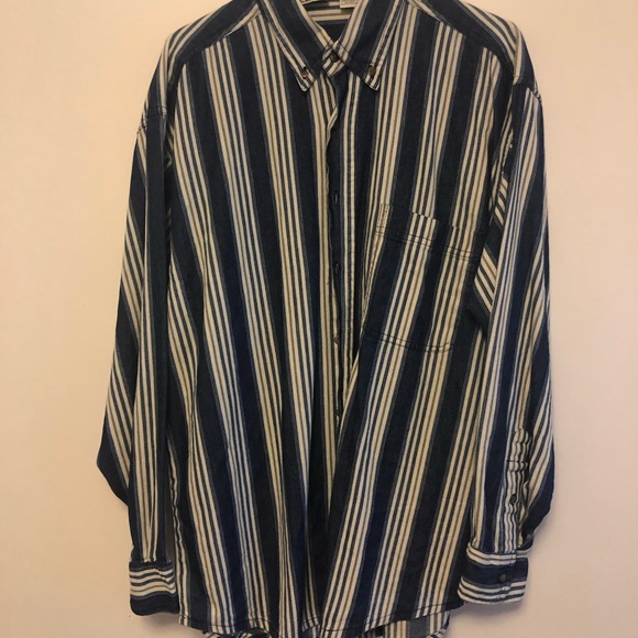 A button up shirt - Picture 2 of 4